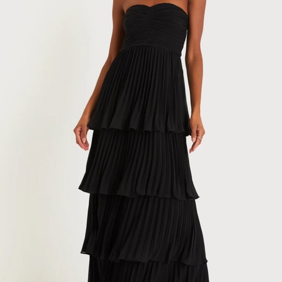 Lulus Dresses & Skirts - Lulu's Black Strapless Pleated Dress
